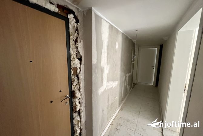 Shtepi ne shitje Apartament ne Tirane, 1+1, Mobilimi Bosh, pa mobiluar, Pagesa 320,000  Euro.