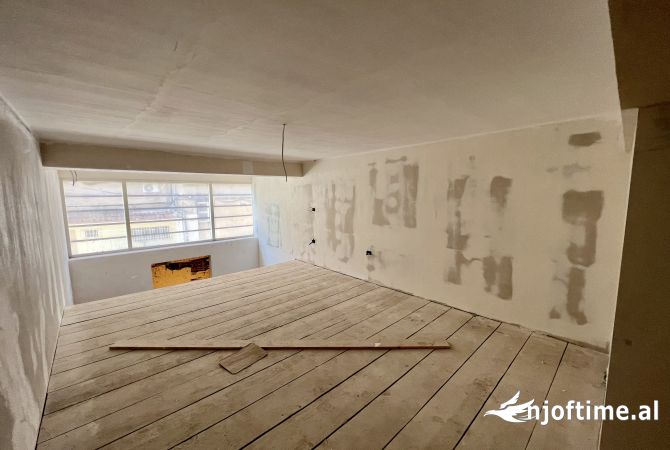 Shtepi ne shitje Apartament ne Tirane, 1+1, Mobilimi Bosh, pa mobiluar, Pagesa 320,000  Euro.