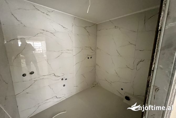 Shtepi ne shitje Apartament ne Tirane, 1+1, Mobilimi Bosh, pa mobiluar, Pagesa 320,000  Euro.