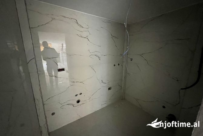 Shtepi ne shitje Apartament ne Tirane, 1+1, Mobilimi Bosh, pa mobiluar, Pagesa 320,000  Euro.