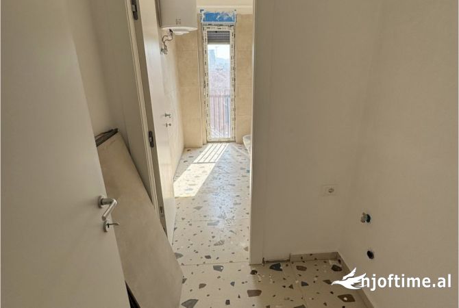 Shtepi me qera Apartament ne Tirane, 2+1, Mobilimi Bosh, pa mobiluar, Pagesa 550  Euro.