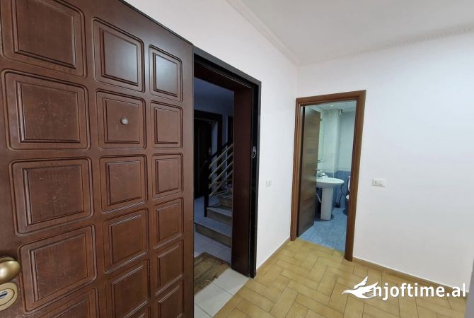 Shtepi me qera Apartament ne Tirane, 3+1, Mobilimi Bosh, pa mobiluar, Pagesa 2,200  Euro.