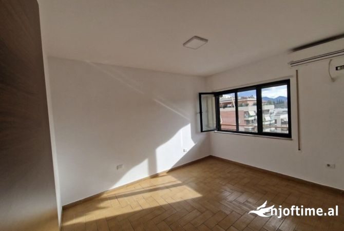 Shtepi me qera 3+1 ne Tirane - 2,200 Euro
