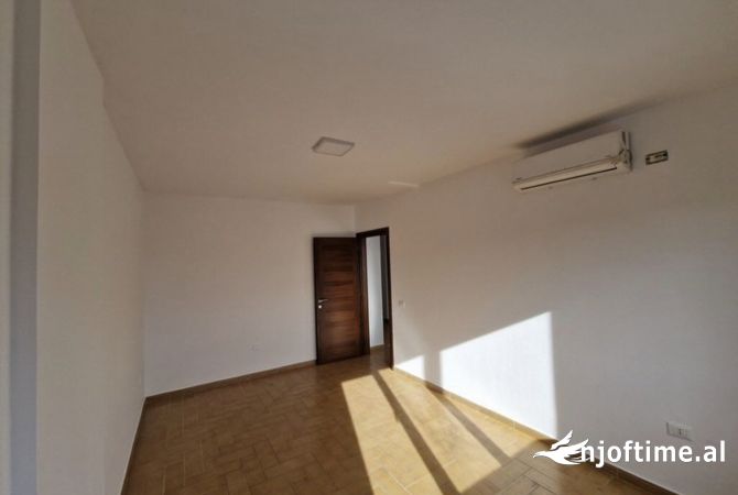Shtepi me qera Apartament ne Tirane, 3+1, Mobilimi Bosh, pa mobiluar, Pagesa 2,200  Euro.