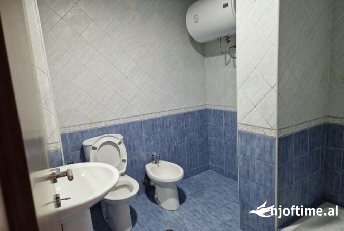 Shtepi me qera Apartament ne Tirane, 3+1, Mobilimi Bosh, pa mobiluar, Pagesa 2,200  Euro.