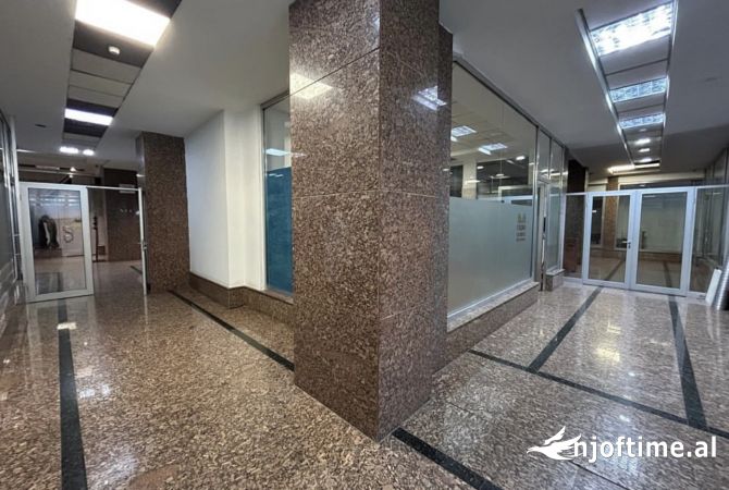 Ambient biznesi me qera 3+1 ne Tirane - 30,000 Leke