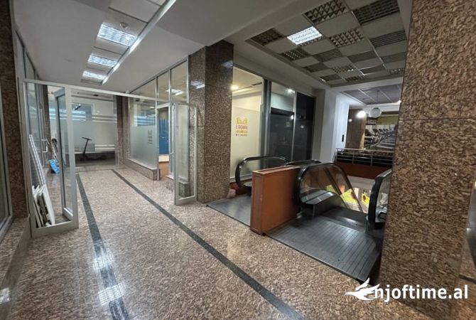 Ambient biznesi me qera 3+1 ne Tirane - 30,000 Leke