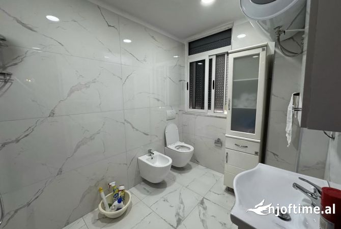 Shtepi me qera Apartament ne Tirane, 2+1, Mobilimi E mobiluar, Pagesa 1,000  Euro.