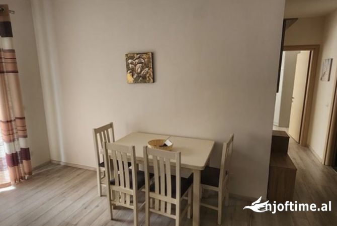 Shtepi me qera Apartament ne Tirane, 2+1, Mobilimi E mobiluar, Pagesa 700  Euro.