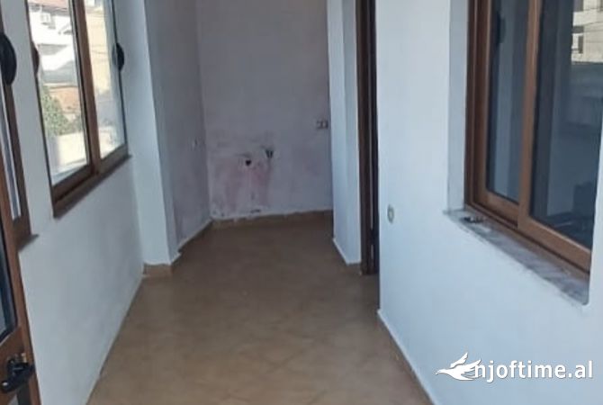 Shtepi me qera Shtepi Private ne Tirane, 1+1, Mobilimi E mobiluar, Pagesa 35,000  Leke.