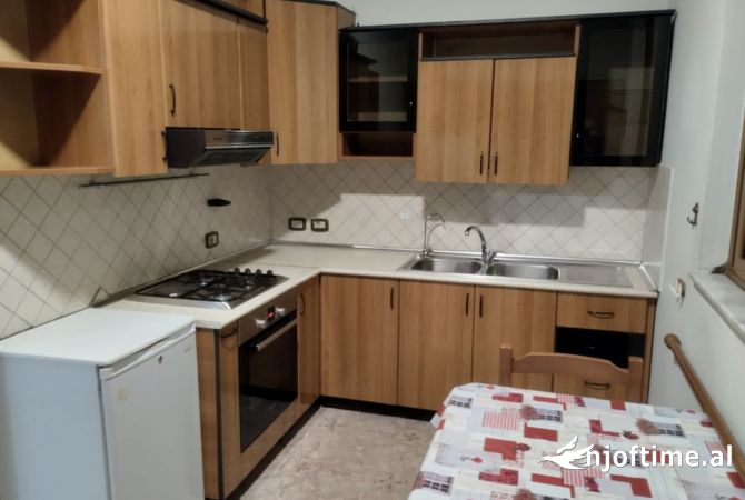 Shtepi me qera Shtepi Private ne Tirane, 3+1, Mobilimi E mobiluar, Pagesa 600  Euro.