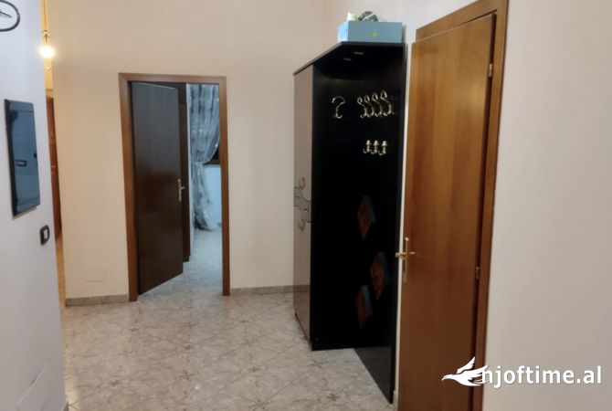 Shtepi me qera Shtepi Private ne Tirane, 3+1, Mobilimi E mobiluar, Pagesa 600  Euro.