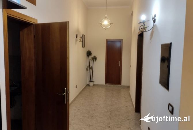 Shtepi me qera Shtepi Private ne Tirane, 3+1, Mobilimi E mobiluar, Pagesa 600  Euro.