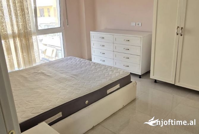 Shtepi ne shitje Apartament ne Tirane, 2+1, Mobilimi Pjeserisht e mobiluar, Pagesa 193,000  Euro.