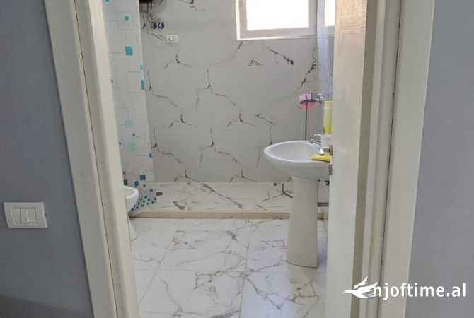 Shtepi ne shitje Apartament ne Tirane, 2+1, Mobilimi Pjeserisht e mobiluar, Pagesa 193,000  Euro.