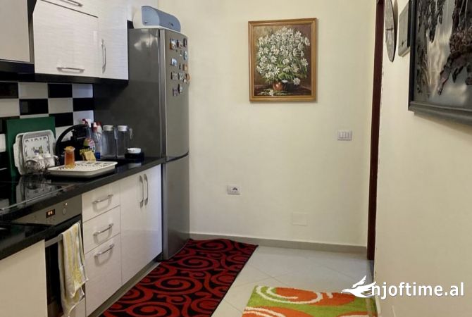 Shtepi ne shitje Apartament ne Tirane, 1+1, Mobilimi E mobiluar, Pagesa 93,500  Euro.