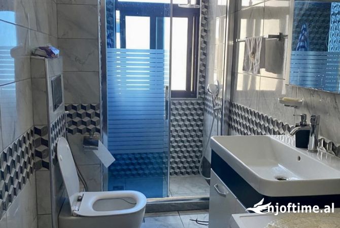 Shtepi ne shitje Apartament ne Tirane, 1+1, Mobilimi E mobiluar, Pagesa 93,500  Euro.