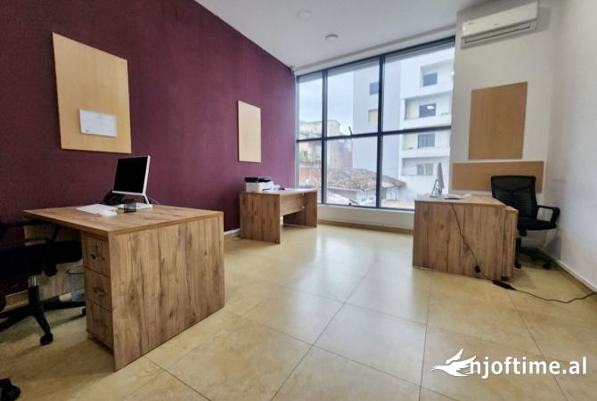 Ambient biznesi me qera 3+1 ne Tirane - 52,000 Leke