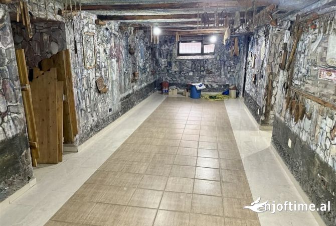 Ambient biznesi me qera 3+1 ne Tirane - 60,000 Leke