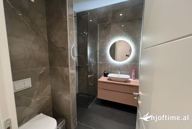 Shtepi me qera Apartament ne Tirane, 2+1, Mobilimi E mobiluar, Pagesa 1,300  Euro.