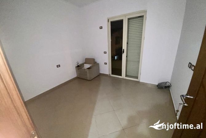 Shtepi me qera Shtepi Private ne Tirane, 2+1, Mobilimi E mobiluar, Pagesa 35,000  Leke.