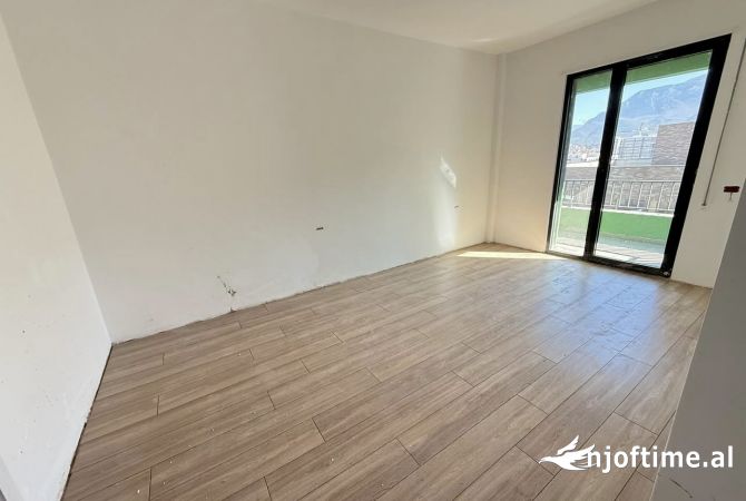 Shtepi ne shitje Apartament ne Tirane, 3+1, Mobilimi Bosh, pa mobiluar, Pagesa 170,000  Euro.