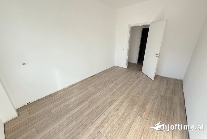 Shtepi ne shitje Apartament ne Tirane, 3+1, Mobilimi Bosh, pa mobiluar, Pagesa 170,000  Euro.