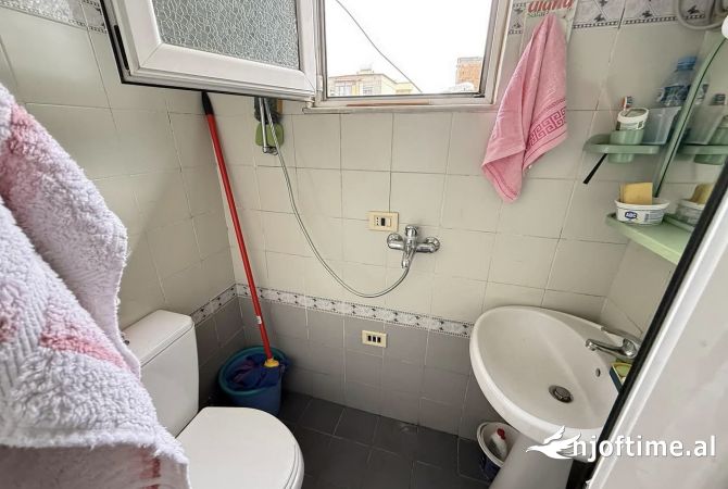 Shtepi ne shitje Apartament ne Tirane, 3+1, Mobilimi E mobiluar, Pagesa 145,000  Euro.