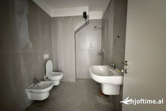 Shtepi me qera Apartament ne Tirane, 2+1, Mobilimi Bosh, pa mobiluar, Pagesa 700  Euro.