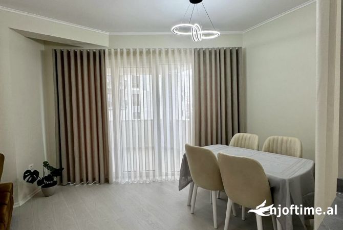 Shtepi me qera Apartament ne Tirane, 2+1, Mobilimi E mobiluar, Pagesa 800  Euro.