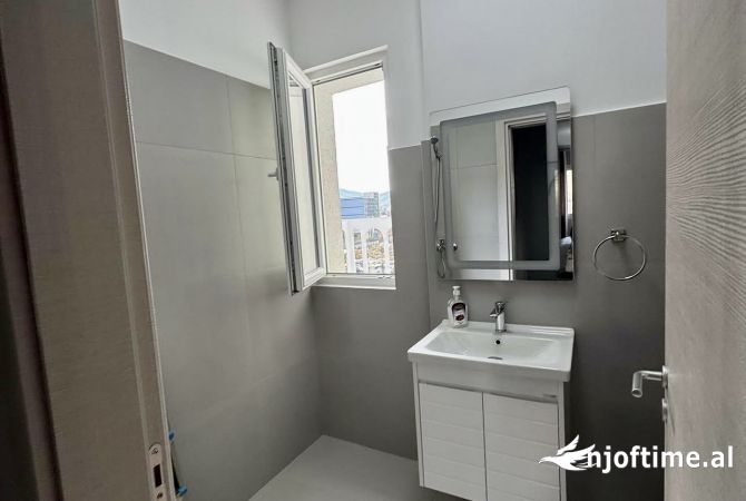 Shtepi me qera Apartament ne Tirane, 2+1, Mobilimi E mobiluar, Pagesa 800  Euro.