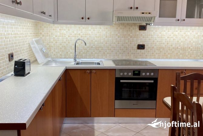 Shtepi me qera Apartament ne Tirane, 2+1, Mobilimi E mobiluar, Pagesa 700  Euro.