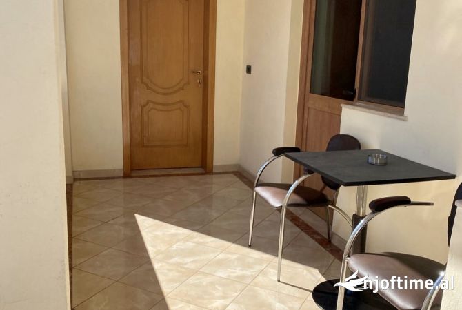 Shtepi me qera Apartament ne Tirane, 2+1, Mobilimi E mobiluar, Pagesa 700  Euro.