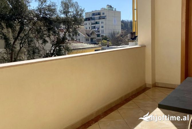 Shtepi me qera Apartament ne Tirane, 2+1, Mobilimi E mobiluar, Pagesa 700  Euro.