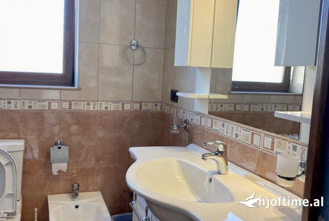 Shtepi me qera Apartament ne Tirane, 2+1, Mobilimi E mobiluar, Pagesa 700  Euro.