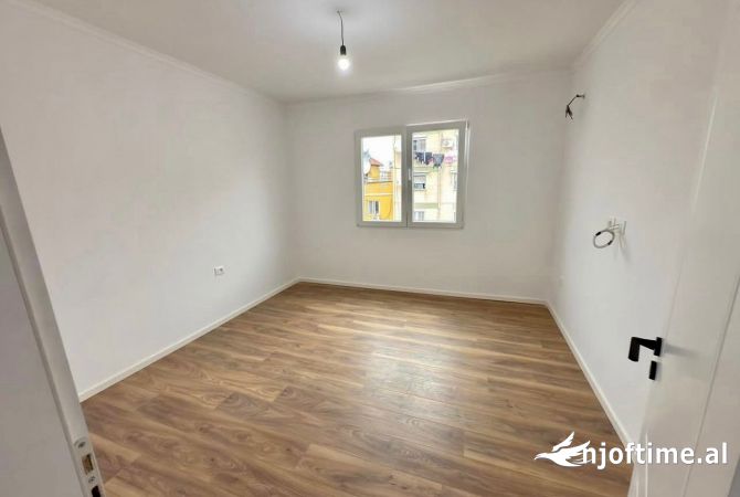 Shtepi ne shitje Apartament ne Tirane, 2+1, Mobilimi Bosh, pa mobiluar, Pagesa 148,000  Euro.