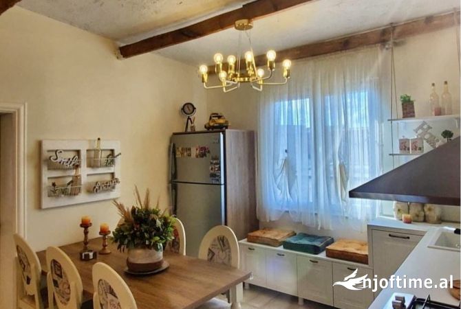 Shtepi ne shitje Apartament ne Tirane, 3+1, Mobilimi E mobiluar, Pagesa 173,000  Euro.