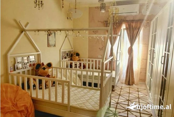 Shtepi ne shitje Apartament ne Tirane, 3+1, Mobilimi E mobiluar, Pagesa 173,000  Euro.