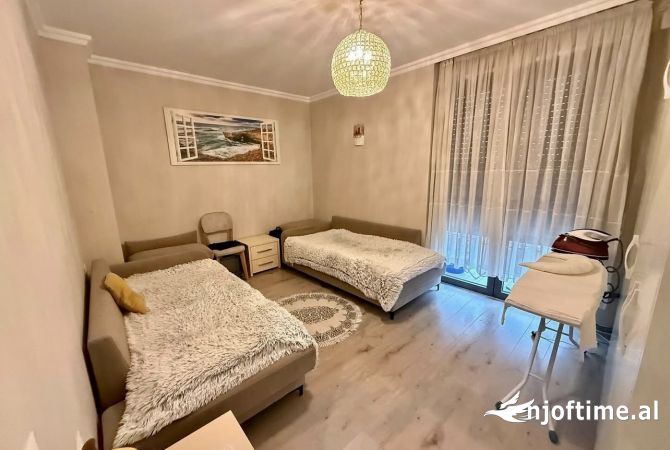 Shtepi ne shitje Apartament ne Tirane, 2+1, Mobilimi E mobiluar, Pagesa 240,000  Euro.
