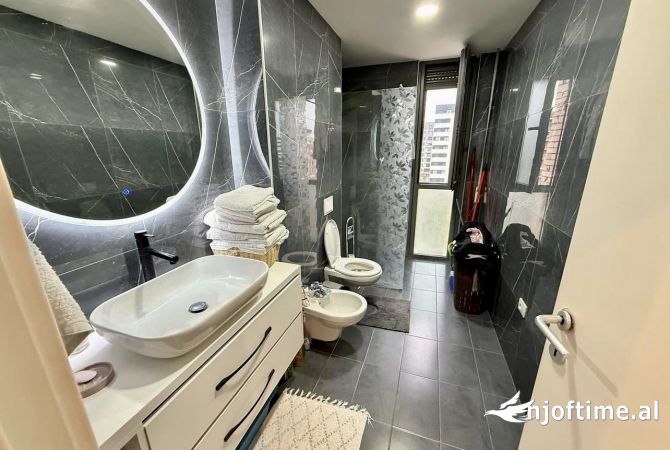 Shtepi ne shitje Apartament ne Tirane, 2+1, Mobilimi E mobiluar, Pagesa 240,000  Euro.