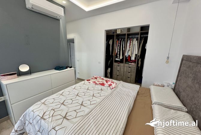 Shtepi ne shitje Apartament ne Tirane, 2+1, Mobilimi E mobiluar, Pagesa 200,000  Euro.