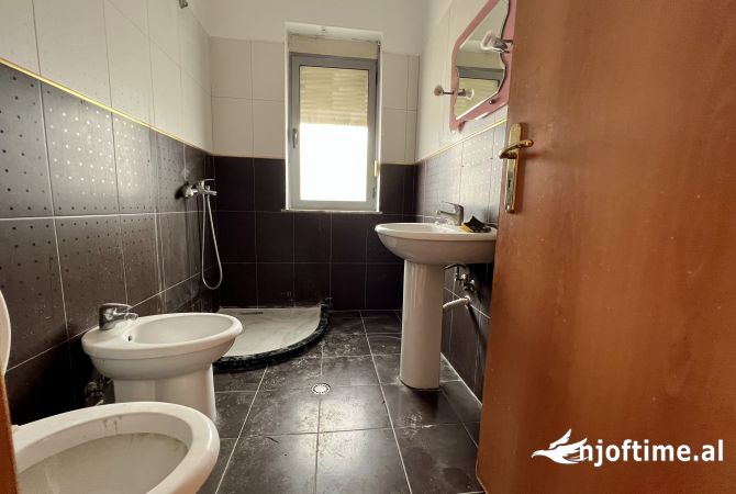 Shtepi me qera Apartament ne Tirane, 2+1, Mobilimi Bosh, pa mobiluar, Pagesa 35,000  Leke.