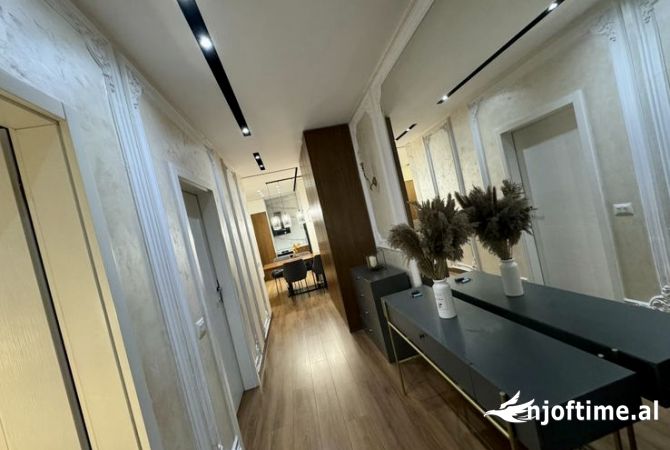 Shtepi ne shitje Apartament ne Tirane, 2+1, Mobilimi E mobiluar, Pagesa 198,000  Euro.