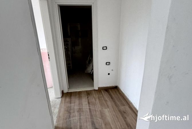 Shtepi ne shitje Apartament ne Tirane, 1+1, Mobilimi Bosh, pa mobiluar, Pagesa 75,000  Euro.