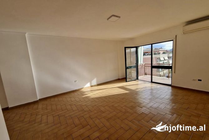 Ambient biznesi me qera 3+1 ne Tirane - 2,200 Euro