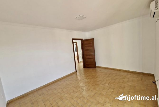Ambient biznesi me qera 3+1 ne Tirane - 2,200 Euro