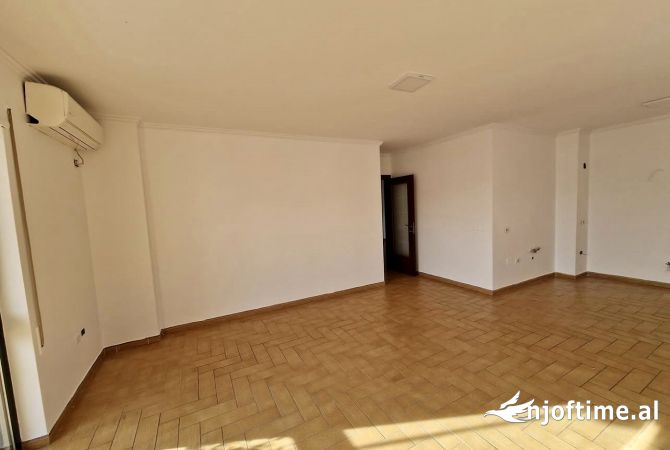 Ambient biznesi me qera 3+1 ne Tirane - 2,200 Euro