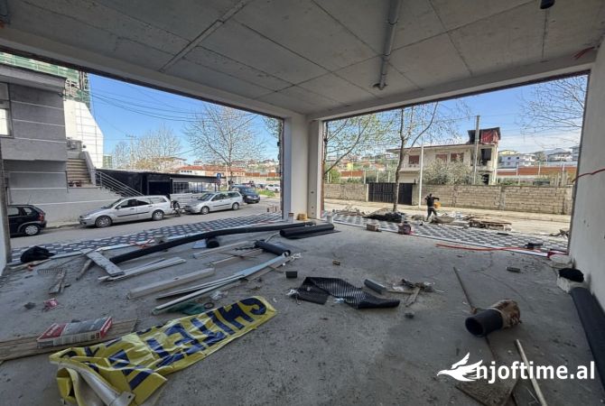 Ambiente Commerciale in Vendita 1+1 a Tirana - 220,000 Euro