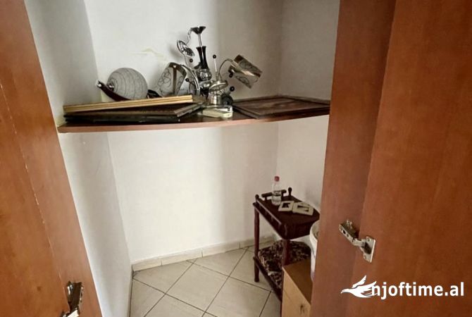 Shtepi ne shitje Apartament ne Tirane, 1+1, Mobilimi Bosh, pa mobiluar, Pagesa 95,000  Euro.