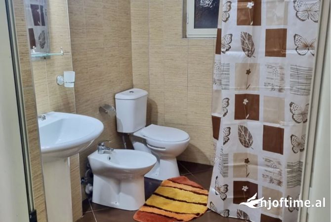 Shtepi me qera Apartament ne Tirane, 2+1, Mobilimi E mobiluar, Pagesa 600  Euro.